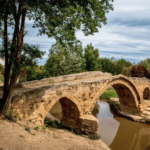 puente del Priorato en el recorrido circular de la ruta de senderismo desde Anguciana en la Rioja Alta